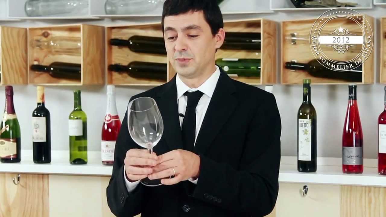 como se agarra la copa de vino